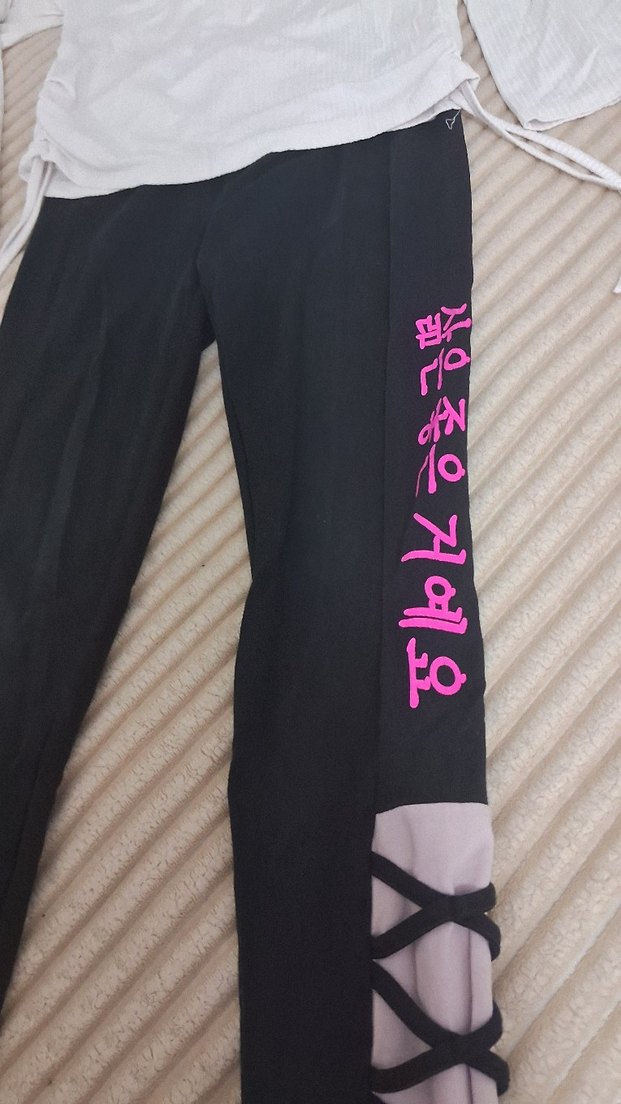 Beyaz Yüksek Yakalı Uzun Kollu Üst ve Siyah Baskılı alt - Görsel 3