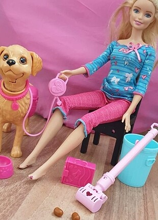 BARBİE VE KÖPEĞİNİN TUVALET EĞİTİMİ 