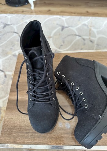 Siyah Bağcıklı Kadın Platform Bot - Görsel 2