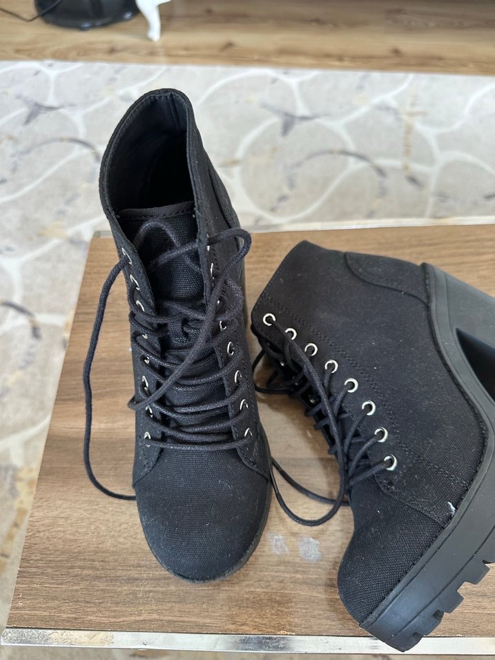 Siyah Bağcıklı Kadın Platform Bot - Görsel 2