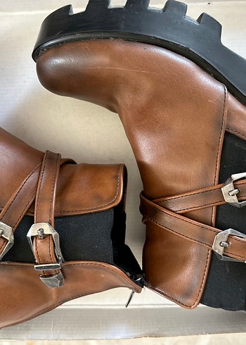 Kahverengi Deri Tokalı Kadın Bot - Görsel 4