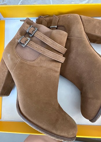 Kahverengi Süet Tokalı Kadın Bot - Görsel 3