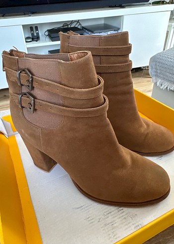 Kahverengi Süet Tokalı Kadın Bot - Görsel 4