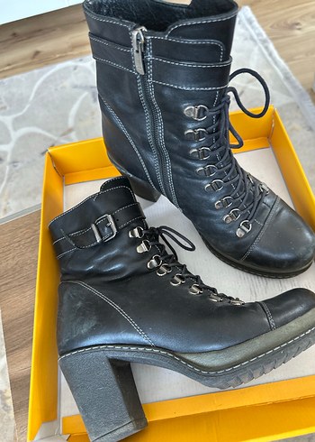 Tokalı Siyah Deri Blok Topuklu Kadın Bot - Görsel 6