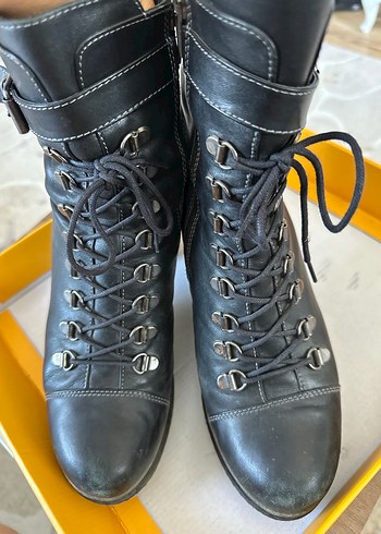 Tokalı Siyah Deri Blok Topuklu Kadın Bot - Görsel 2