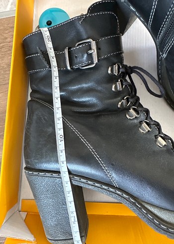 Tokalı Siyah Deri Blok Topuklu Kadın Bot - Görsel 4