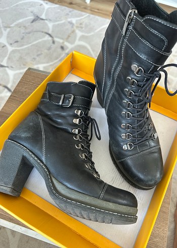 Tokalı Siyah Deri Blok Topuklu Kadın Bot - Görsel 9