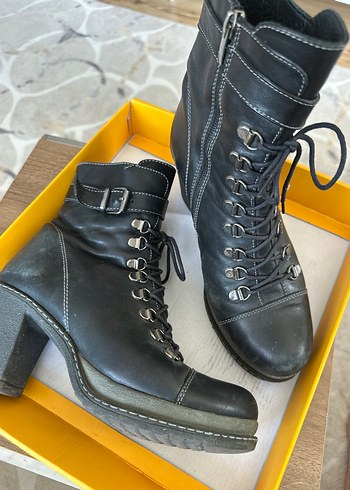 Tokalı Siyah Deri Blok Topuklu Kadın Bot - Görsel 8