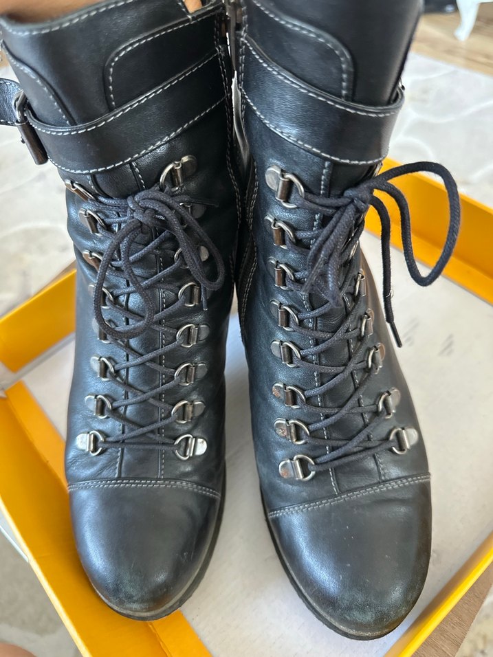 Tokalı Siyah Deri Blok Topuklu Kadın Bot - Görsel 2