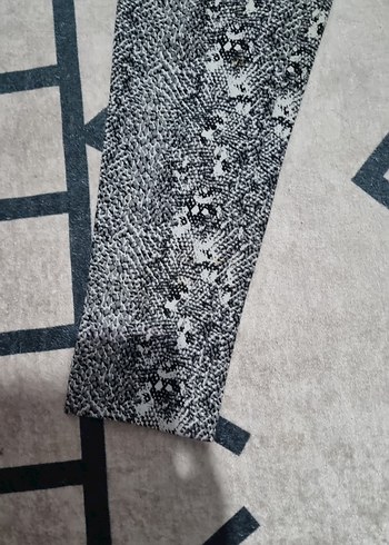 Kadın Gri Yılan Desenli Regular Fit Kumaş Pantolon - Görsel 2