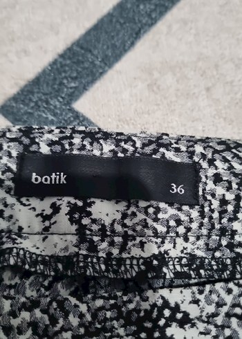 Kadın Gri Yılan Desenli Regular Fit Kumaş Pantolon - Görsel 5