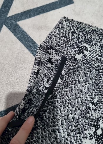 Kadın Gri Yılan Desenli Regular Fit Kumaş Pantolon - Görsel 4