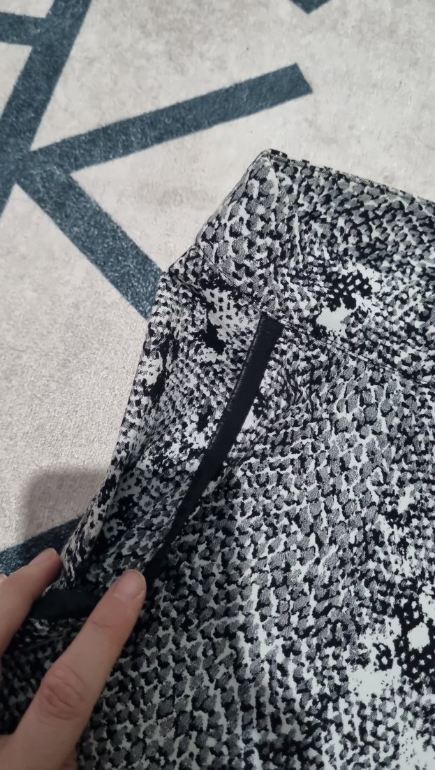 Kadın Gri Yılan Desenli Regular Fit Kumaş Pantolon - Görsel 4