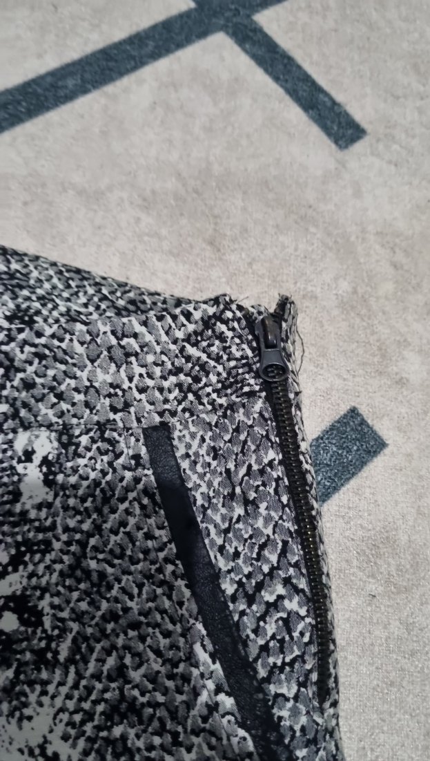 Kadın Gri Yılan Desenli Regular Fit Kumaş Pantolon - Görsel 3