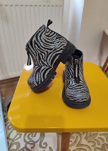 Kız Çocuk Çok Renkli Zebra Desenli Fermuarlı Bot