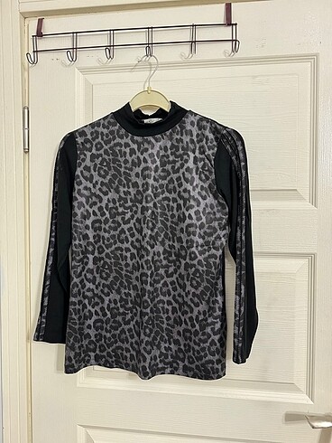 Siyah ve gri leoparlı bluz