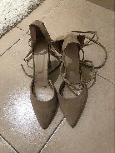 Bilekten bağlamalı stiletto