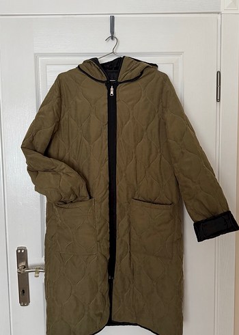 Çift taraflı kapitone kapşonlu mont - Görsel 2