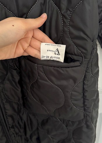 Çift taraflı kapitone kapşonlu mont - Görsel 7