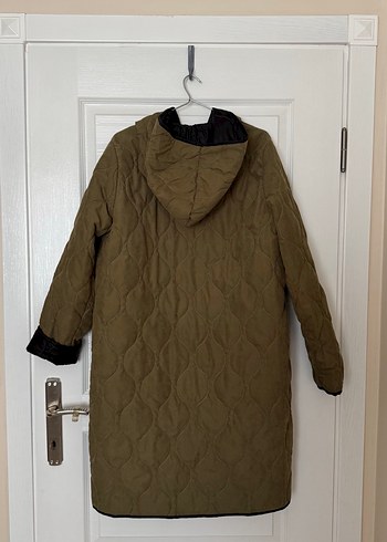 Çift taraflı kapitone kapşonlu mont - Görsel 4