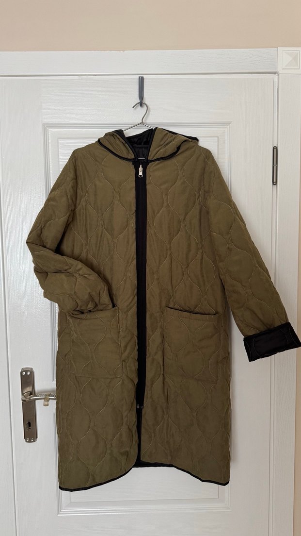 Çift taraflı kapitone kapşonlu mont - Görsel 2