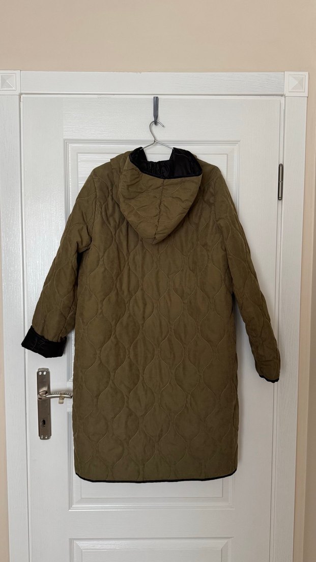 Çift taraflı kapitone kapşonlu mont - Görsel 4