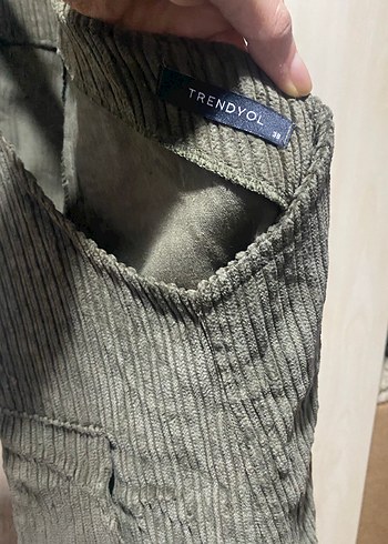 Haki Kadife Düğmeli Midi Askılı Tulum - Görsel 5