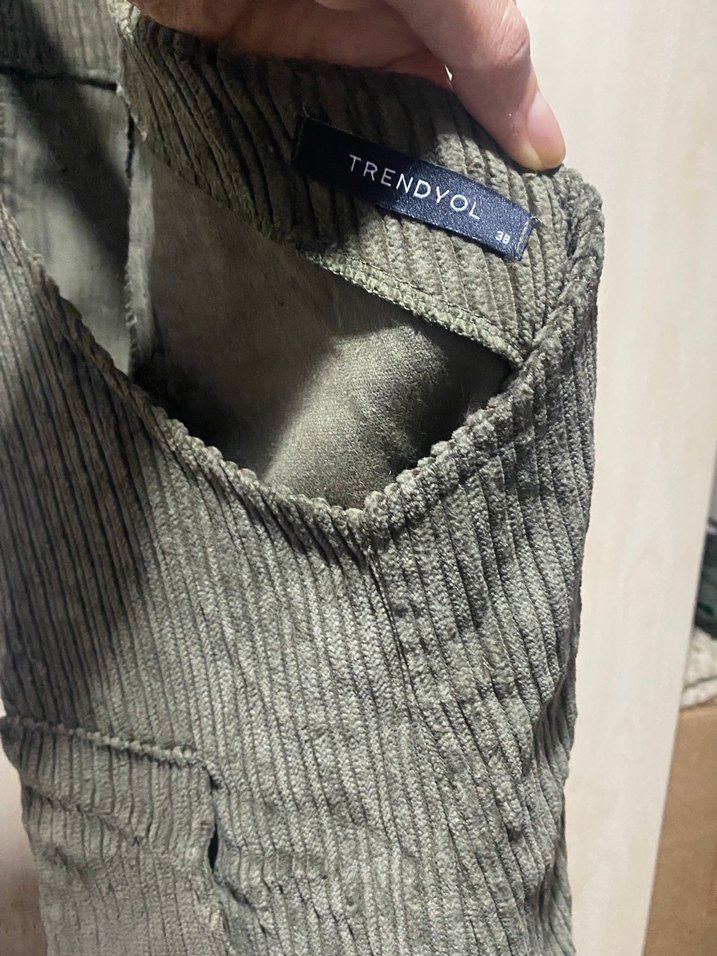 Haki Kadife Düğmeli Midi Askılı Tulum - Görsel 5