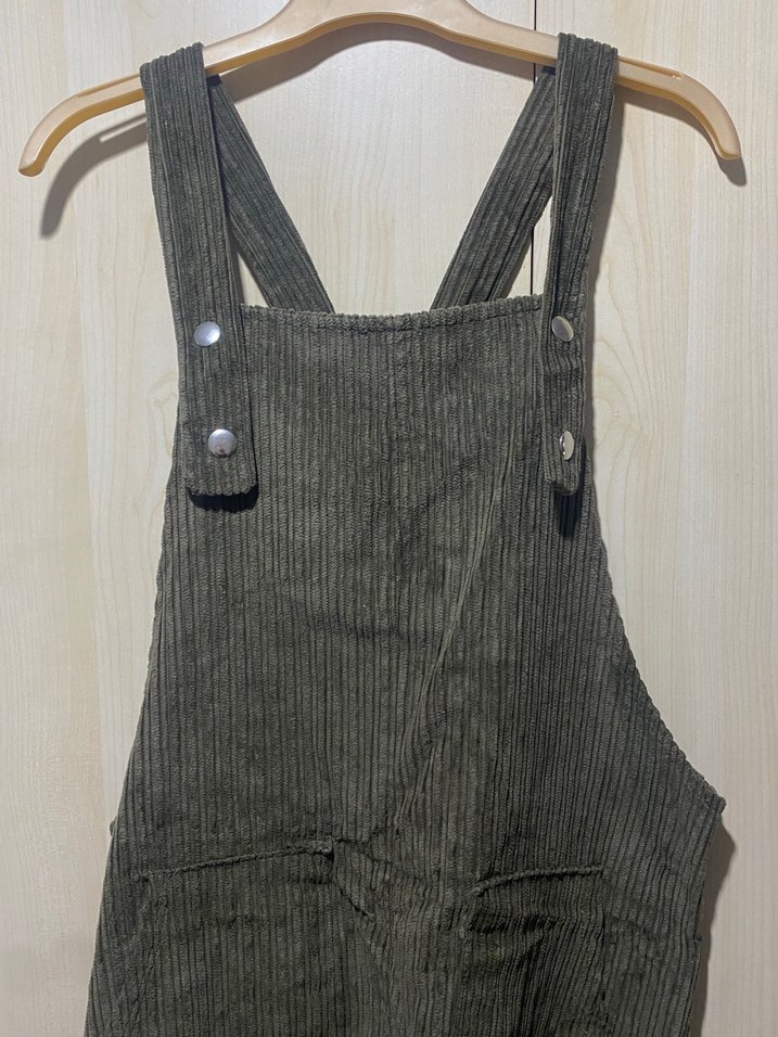 Haki Kadife Düğmeli Midi Askılı Tulum - Görsel 3