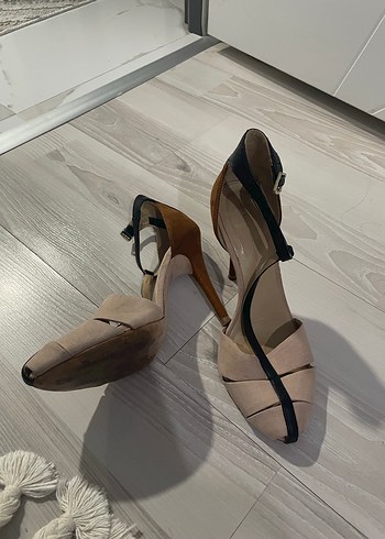 37 Beden ten rengi Renk Bej ve Gri Bantlı Topuklu Stiletto