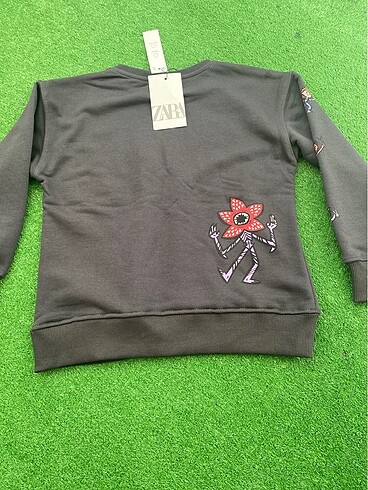Zara Netflix baskılı sweatshirt