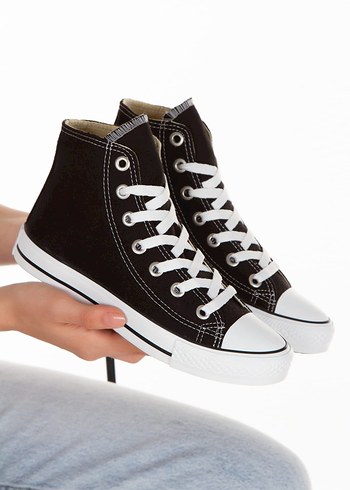 siyah Converse
