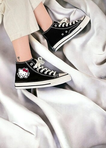 Farklı renk ve modellerde 31-40 arası unisex Converse. 