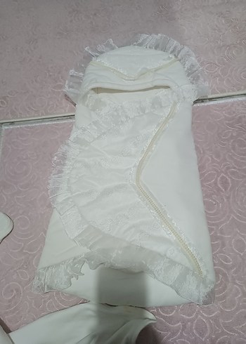 Beyaz Dantel Detaylı Bebek Kundak Örtüsü - Görsel 2