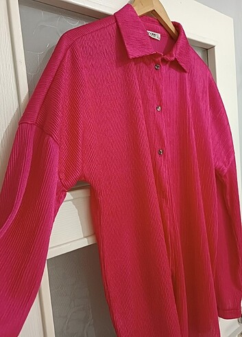 Pembe gömlek