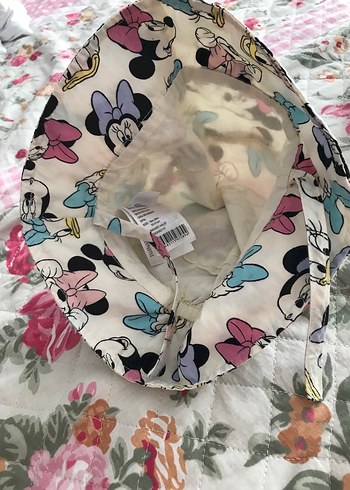 Çocuklar için Renkli Disney Desenli Şapka - Görsel 3