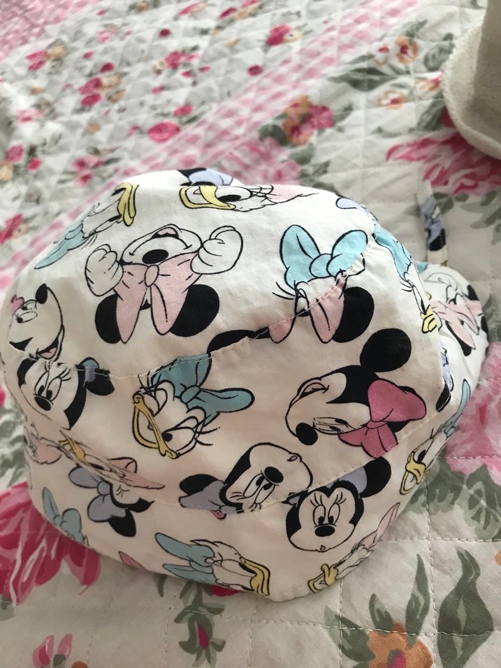 Çocuklar için Renkli Disney Desenli Şapka - Görsel 4