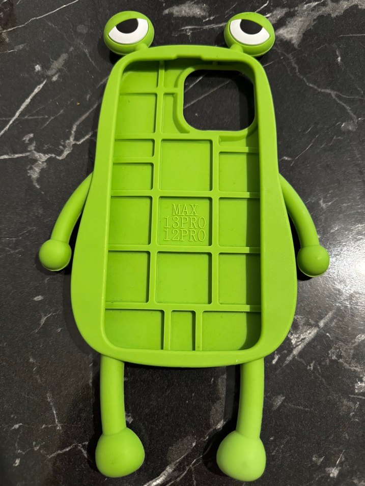 13 Pro Max Yeşil Kurbağa Figürlü Telefon Kılıfı - Görsel 2