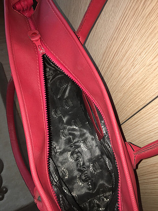 Kırmızı kol çantası 