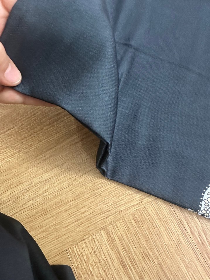 Siyah Desenli İpek Görünümlü eşarp - Görsel 3