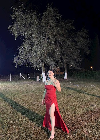 Kırmızı Uzun Drapeli Straplez Gece Elbisesi