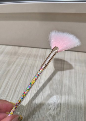 Lionesse pastel Pembe Yelpaze Makyaj Fırçası - Görsel 3