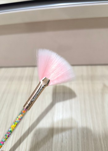 Lionesse pastel Pembe Yelpaze Makyaj Fırçası - Görsel 2