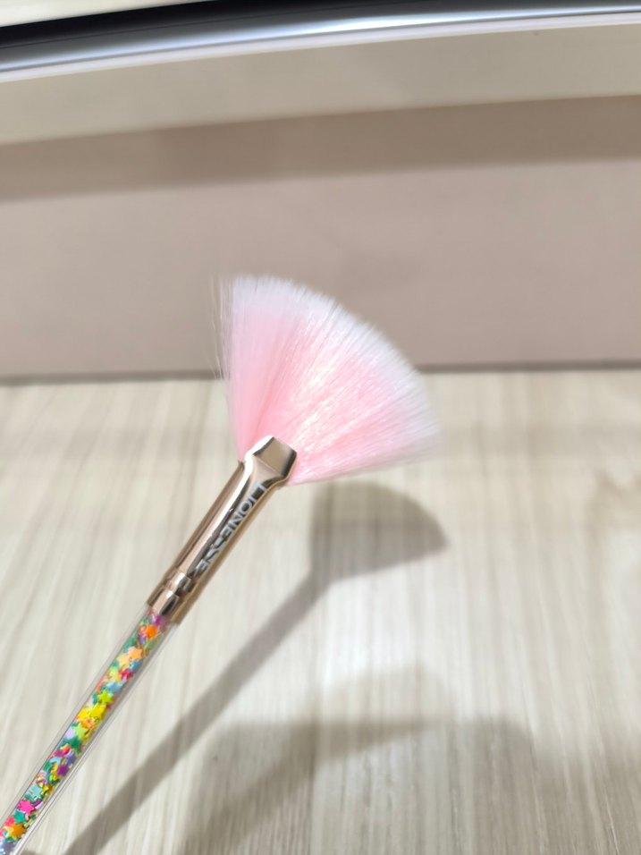 Lionesse pastel Pembe Yelpaze Makyaj Fırçası - Görsel 2