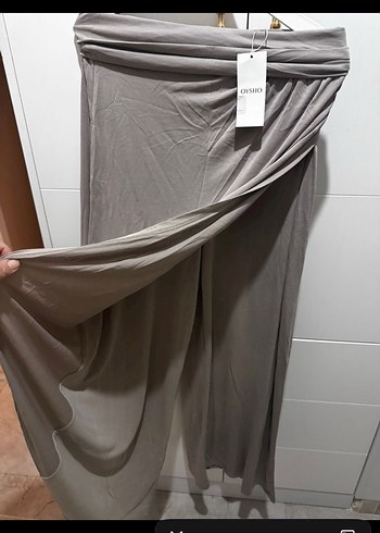 Oysho Bej Drapeli Uzun Salaş etek modelinde pantolon