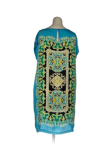 m Beden PreLoved Kısa Elbise %70 İndirimli.