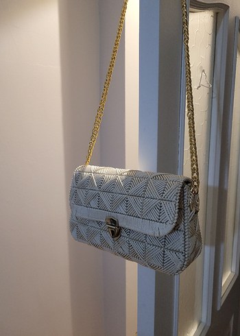 Mango Gri Zincir Detaylı Yılan Desenli Kadın Çanta