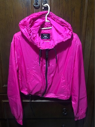 Bershka pembe şapkalı yağmurluk