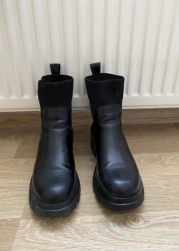 Bershka Bot 41 Numara (Küçük Kalıp, 40 Gibi)