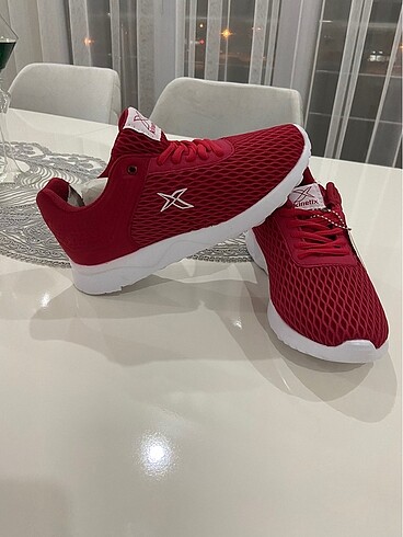 Kırmızı spor ayakkabı